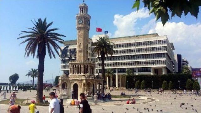 İzmir'de Bayraklar Yarıya Indi