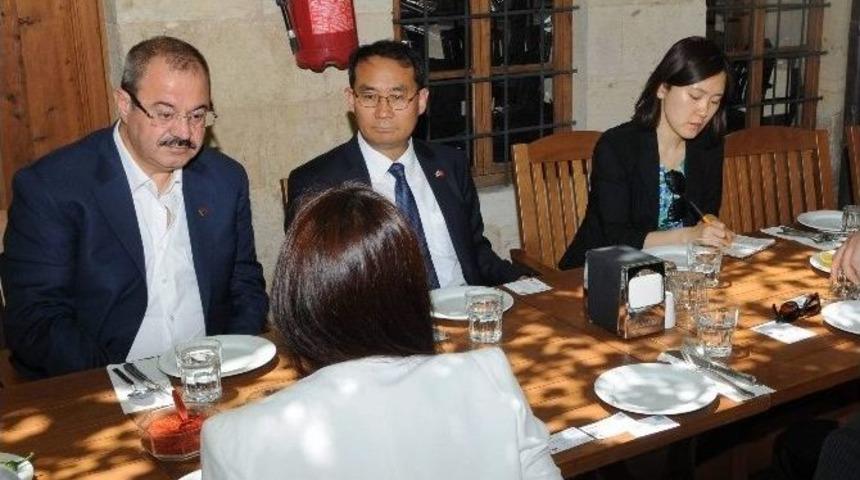 Kore B&uuml;y&uuml;kel&ccedil;isi Yunsoo Cho, Sanayicilerle Bir Araya Geldi