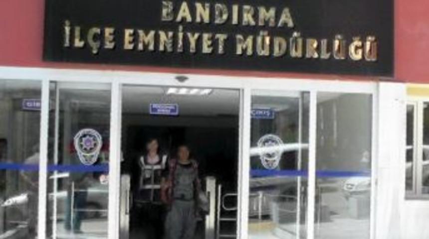 Balıkesir&rsquo;de Evlerinin &Ouml;n&uuml;nde Uyuşturucu Satan Kardeşler Tutuklandı