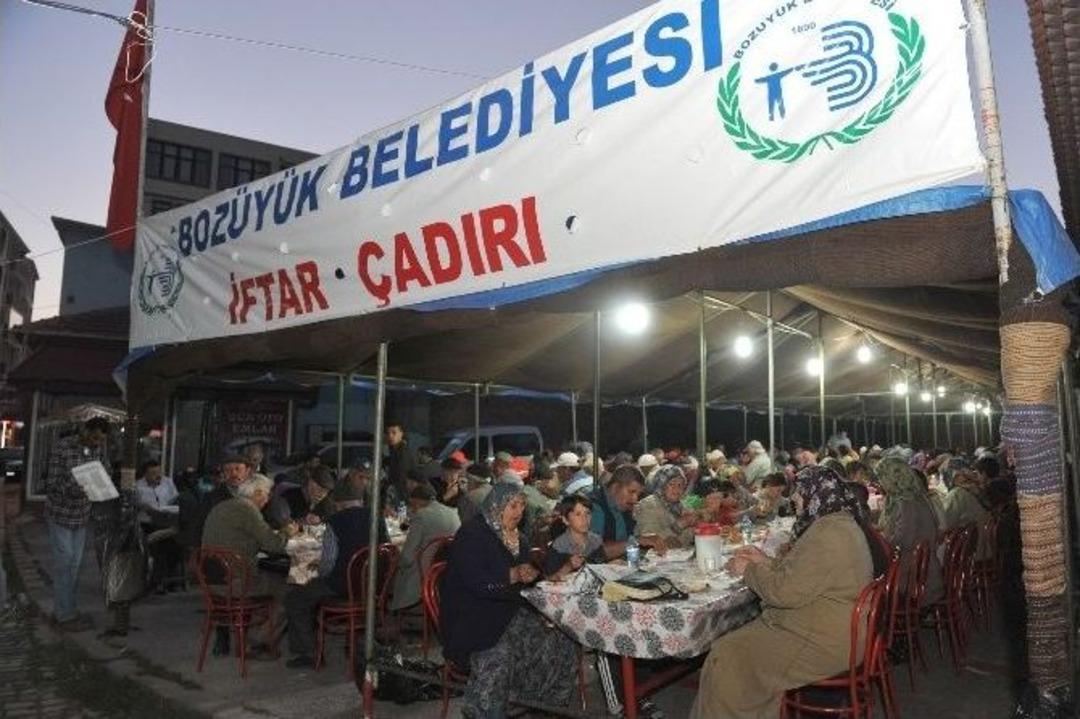 Boz&uuml;y&uuml;k Belediyesi&rsquo;nin Geleneksel İftar &Ccedil;adırı Ramazana Hazırlandı
