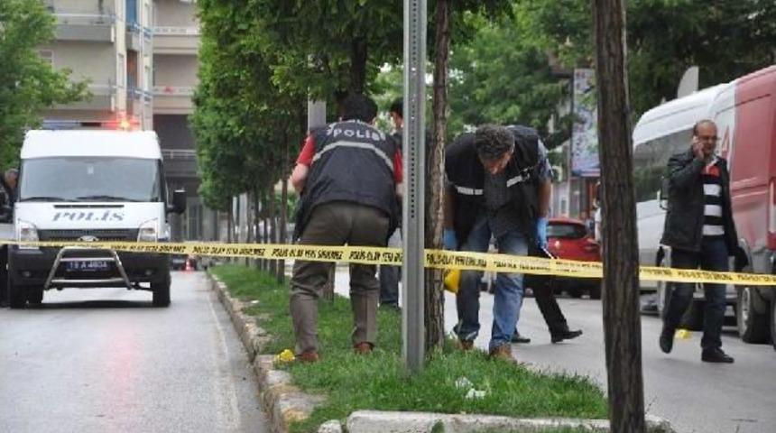 Cadde &Uuml;zerinde Silahlı Kavga: 1 Yaralı