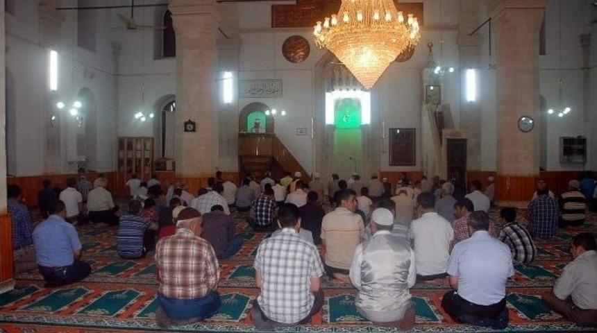 Teravih Namazında Camiler Doldu Taştı