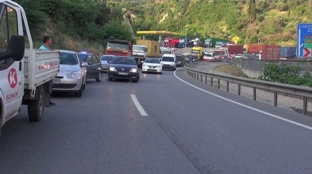 Kocaeli D-100 Karayolunda Tır Devrildi