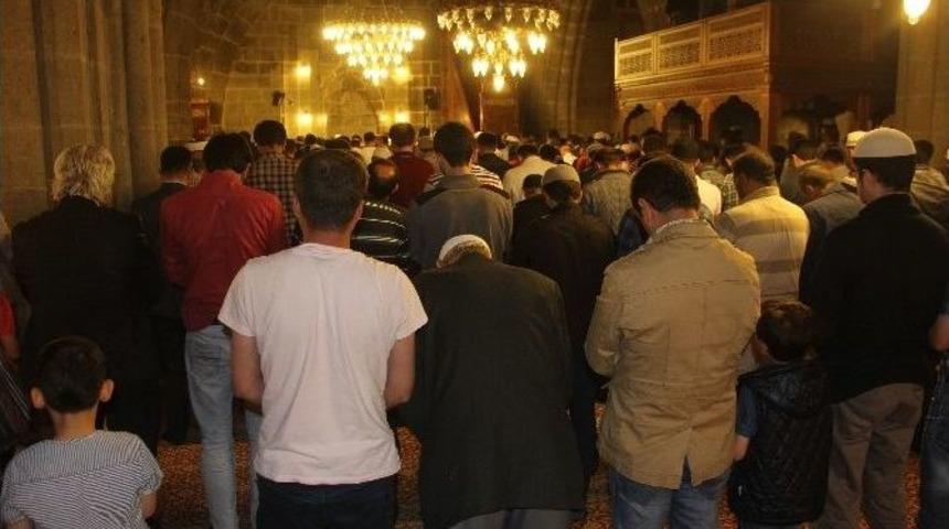 Erzurum&rsquo;da İlk Teravih Namazı Kılındı