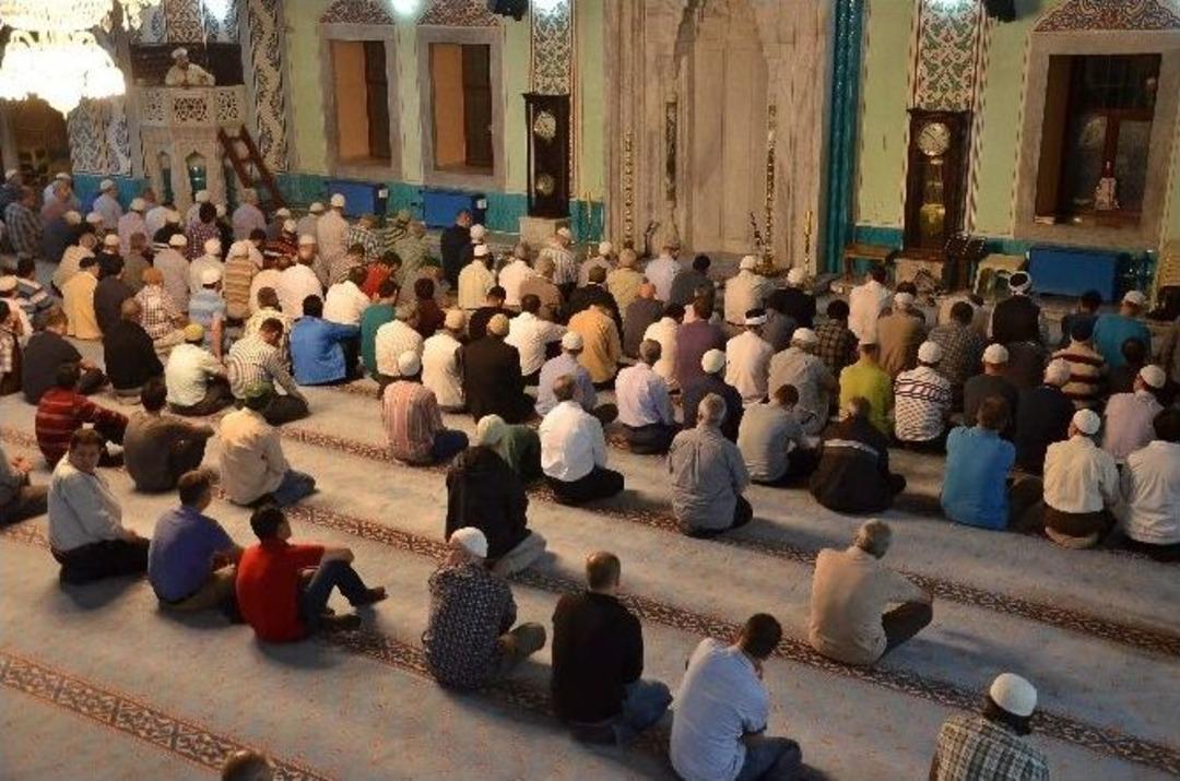 Eskişehir&rsquo;de İlk Teravih Namazında Vatandaşlar Camilere Akın Etti