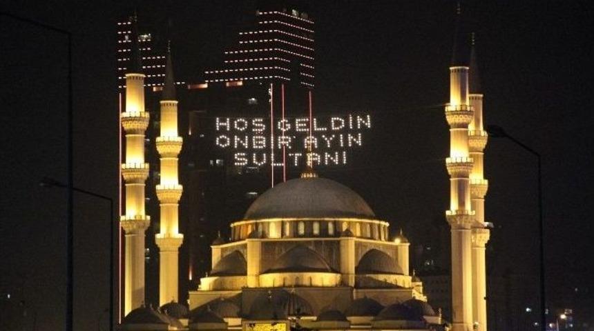 Mahyalar İstanbul&rsquo;u Aydınlattı