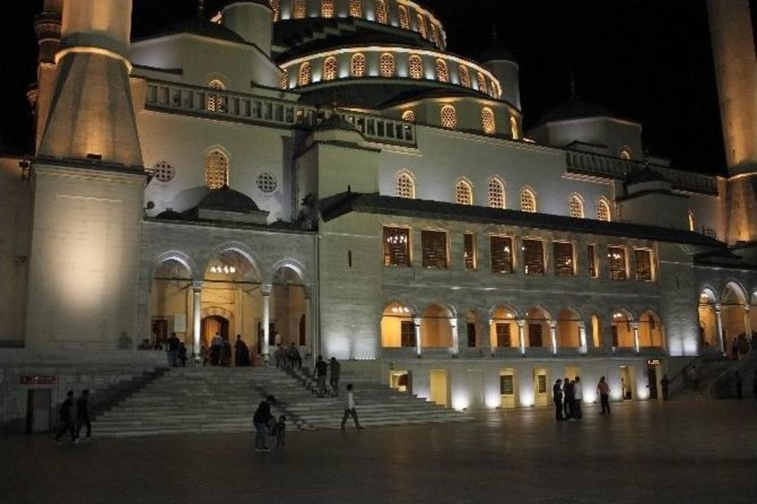 Başkent&rsquo;te İlk Teravih Namazında Camiler Doldu Taştı