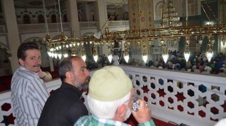 İlk Teravih Namazında M&uuml;sl&uuml;manlar Camilere Akın Etti