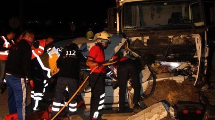 Kamyon Kavşakta Otomobile &Ccedil;arptı: 2 &Ouml;l&uuml;