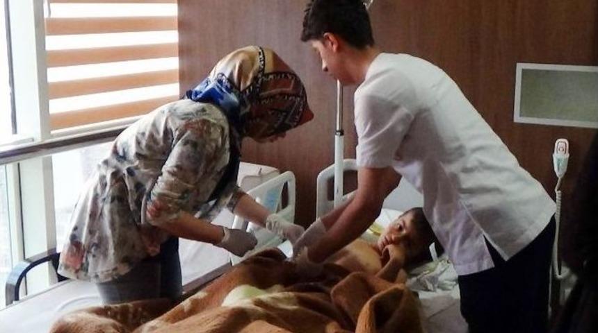 &Ouml;nce &Ccedil;arptı, Hastaneye G&ouml;t&uuml;rme Bahanesiyle Tarlaya Attı