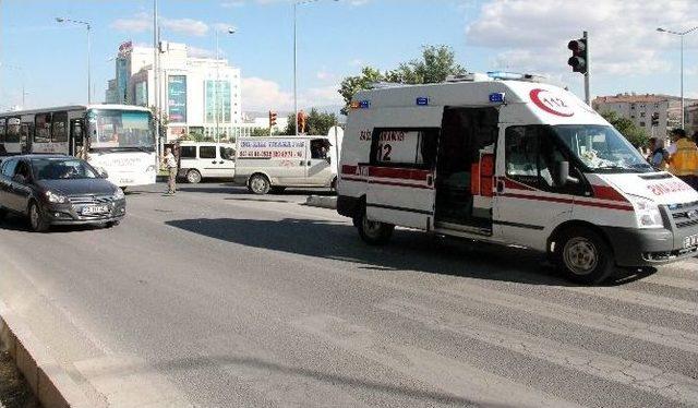 Elazığ’da Ambulans İle Otobüs Çarpıştı