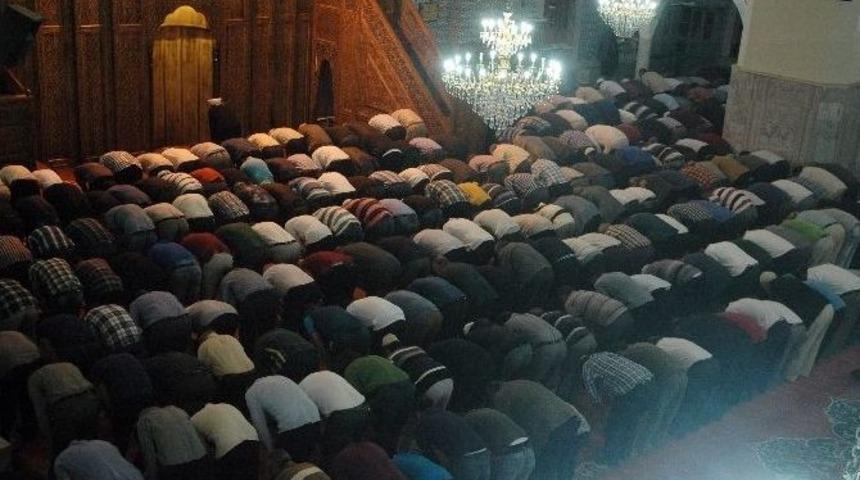 Van&rsquo;da İlk Teravih Namazı Kılındı