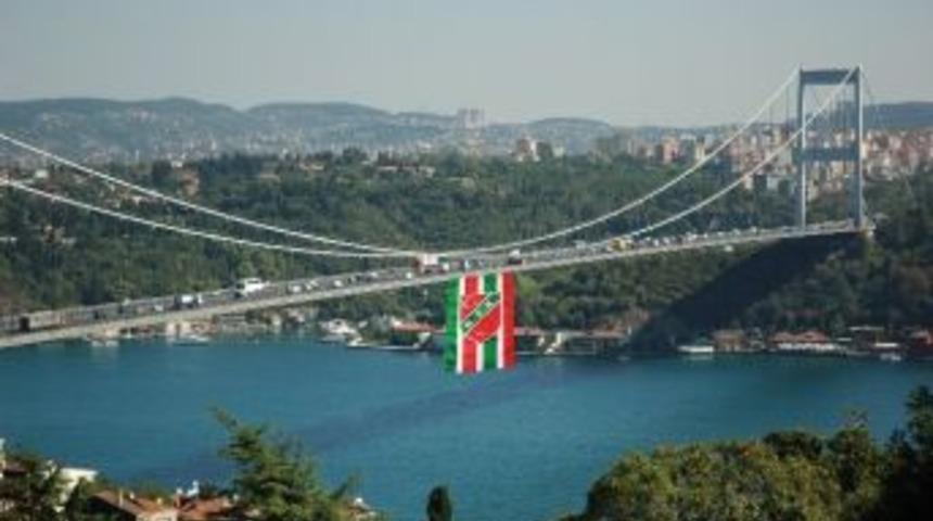 Boğaza 100 Metrelik Kaf-kaf Bayrağı