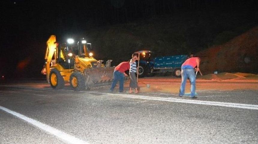 Buğday D&ouml;k&uuml;ld&uuml; Yol Kapandı