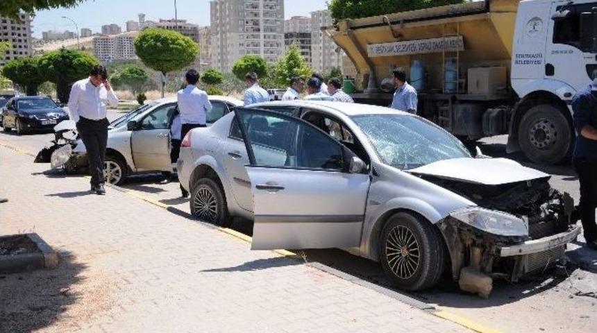 Gaziantep&rsquo;te Otomobiller Kafa Kafaya &Ccedil;arpıştı