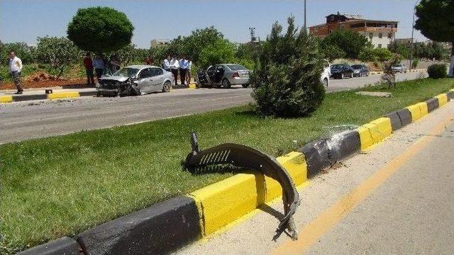 Gaziantep’te Otomobiller Kafa Kafaya Çarpıştı