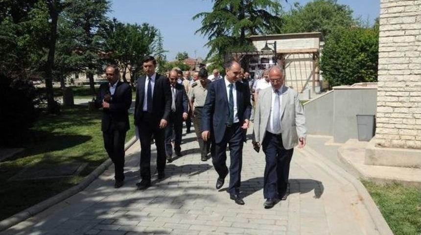 Vali &Ouml;zkan, İslamk&ouml;y&rsquo;de Cenaze Hazırlıklarını İnceledi