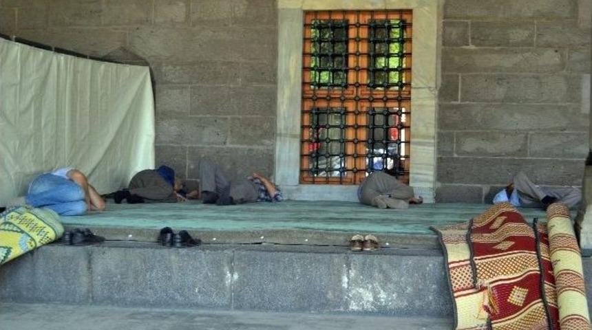 Ramazan&rsquo;ın İlk G&uuml;n&uuml;nde Sıcaktan Bunaldılar Cami Ve Parklarda Uyudular