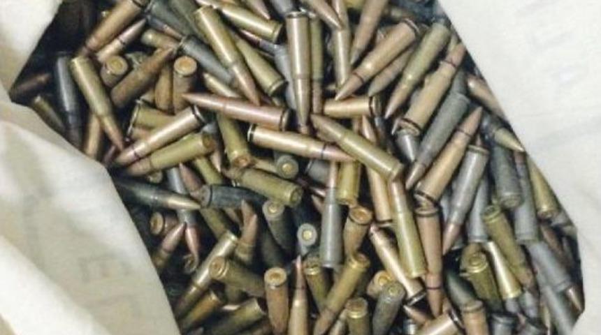 'dur' Ihtarına Uymayınca Kaza Yapan Kamyonetten Cephanelik &Ccedil;ıktı