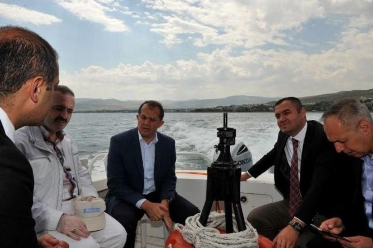 Van Valisi Taşyapan, Van G&ouml;l&uuml; Sahillerini İnceledi