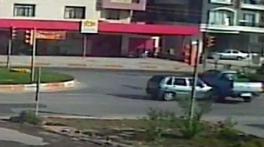 Otomobil Ile Ila&ccedil;lama Kamyoneti &Ccedil;arpıştı: 4 Yaralı