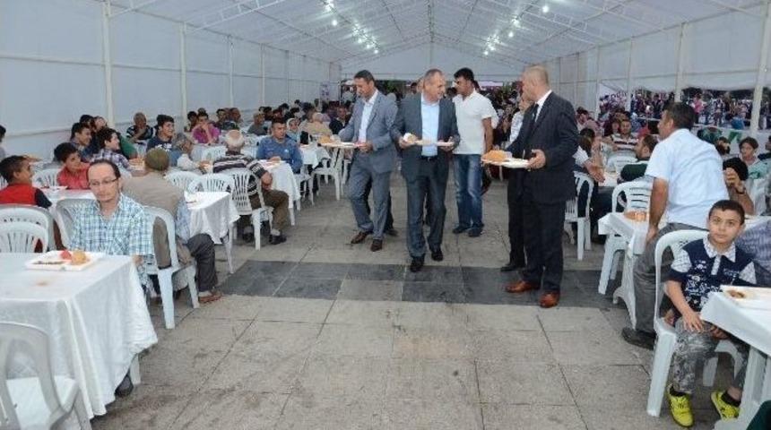 D&uuml;zce Belediyesi İftar &Ccedil;adırı Kurdu