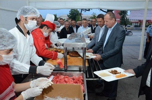 Düzce Belediyesi İftar Çadırı Kurdu