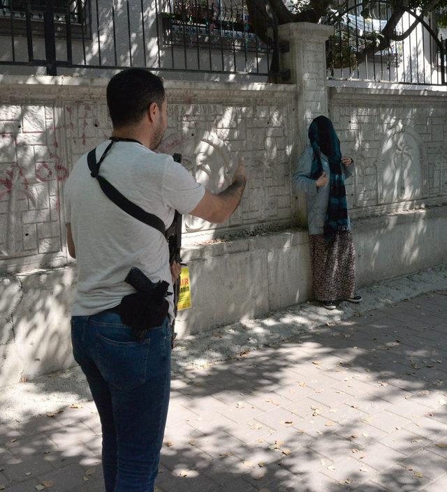 Kutlama alanı yakınında, yüzü şalla tamamen kapalı kadın paniği