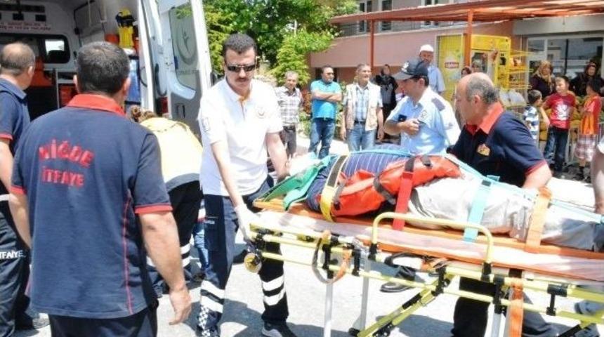 Direksiyon Hakimiyeti Kaybolan Otomobil Direğe &Ccedil;arptı: 4 Yaralı