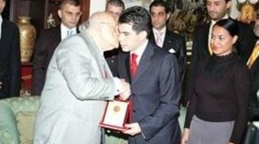 T&uuml;rkiye Gen&ccedil;lik Ve Spor Konfederasyonu Genel Merkezinden 9. Cumhurbaşkanı S&uuml;leyman Demirel İ&ccedil;in Taziye Mesajı