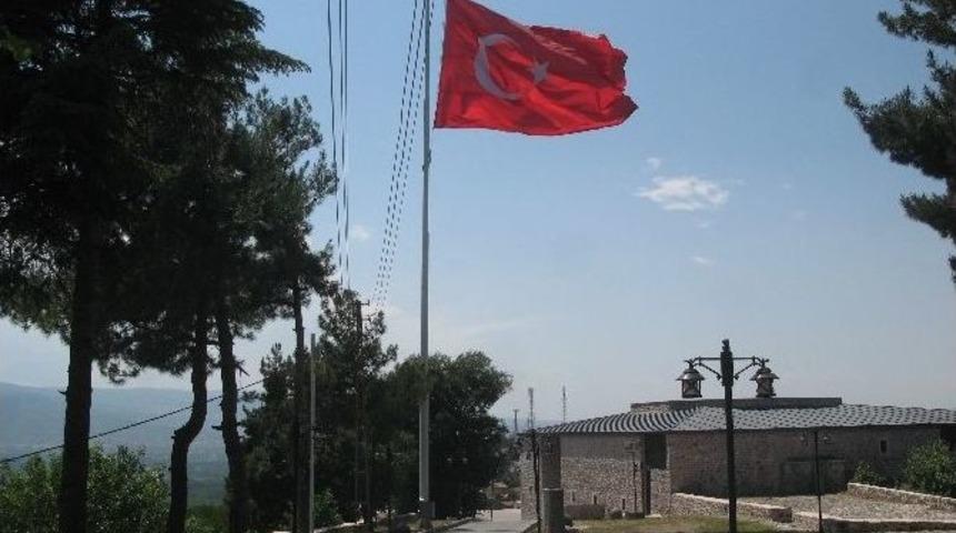 Niksar Kalesi&rsquo;ndeki Dev T&uuml;rk Bayrağı Yarıya İndirildi