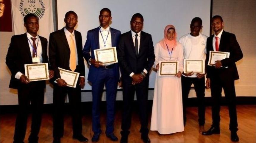 Uluslararası &Ouml;ğrencilerin Mezuniyet T&ouml;reni Renkli G&ouml;r&uuml;nt&uuml;lere Sahne Oldu