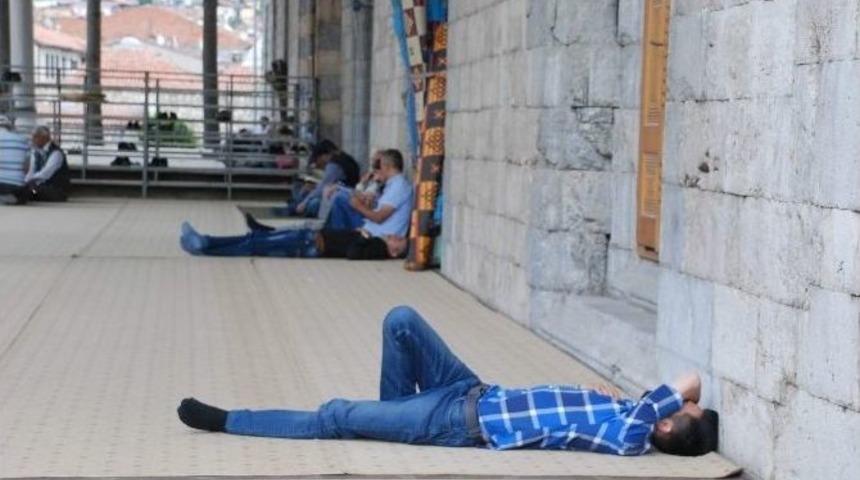 Sıcaktan Bunalanlar Cami Avlusunda Şekerleme Yaptı