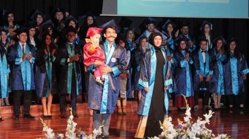 Pa&uuml;&rsquo;de Okul &Uuml;&ccedil;&uuml;nc&uuml;s&uuml;, Diplomasını 16 Aylık Oğluyla Aldı