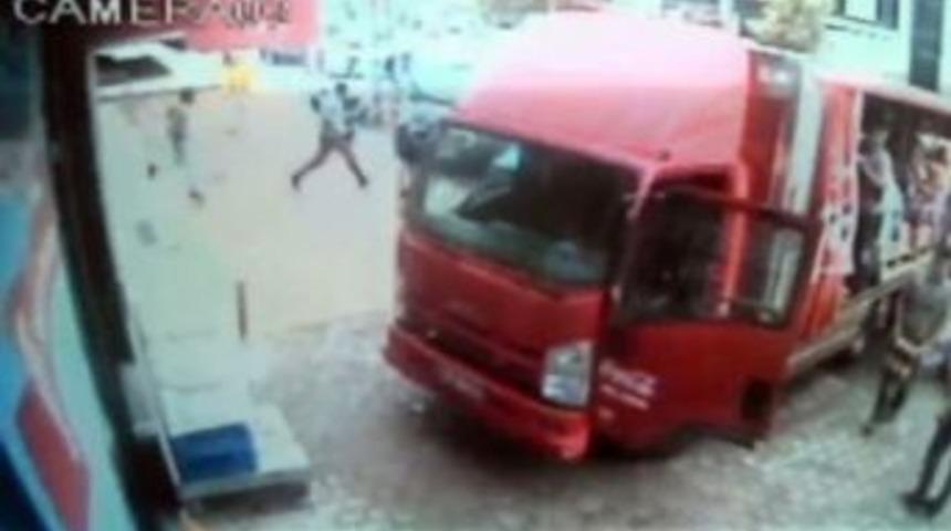 Silahlı Banka Soyguncularının Kaçma Anı Kameralara Yansıdı