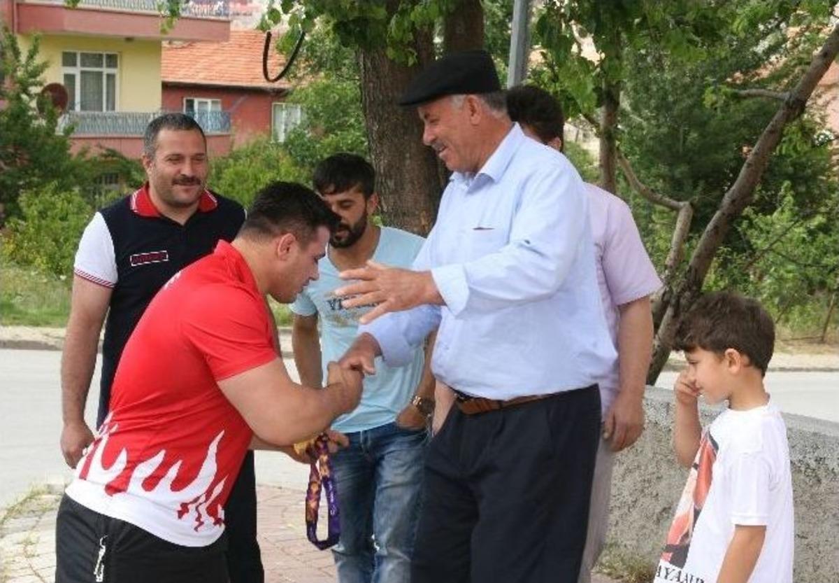 Milli G&uuml;reş&ccedil;i Rıza Kayaalp Baba Ocağına Geldi