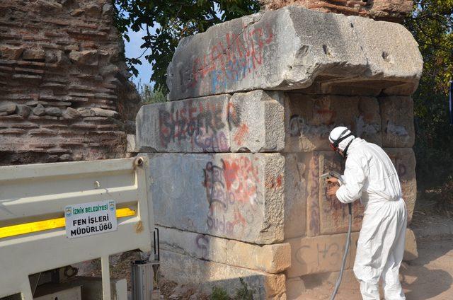 İznik'in tarihi surlarını kirleten yazılar siliniyor