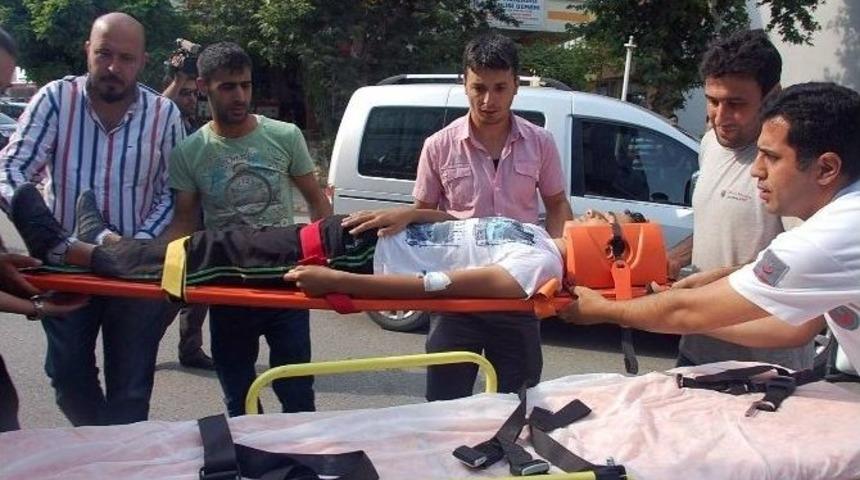 Adıyaman&rsquo;da Motosikletle Bisiklet &Ccedil;arpıştı: 2 Yaralı