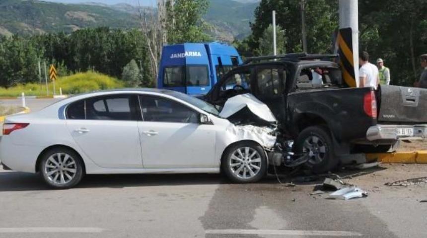 Otomobil Kamyonet &Ccedil;arpıştı: 2 Yaralı