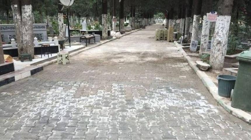 Orhangazi Mezarlığında Parke &Ccedil;alışmaları Başladı