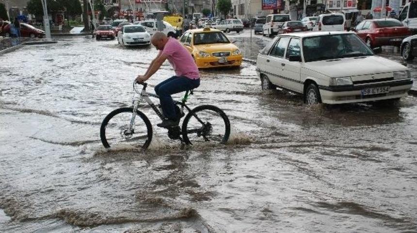 Tokat&rsquo;ta G&uuml;neşli Hava Yerini Yağmura Bıraktı