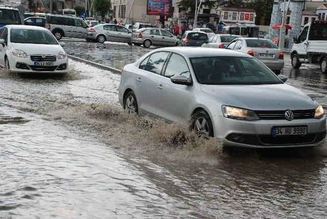 Tokat’ta Güneşli Hava Yerini Yağmura Bıraktı