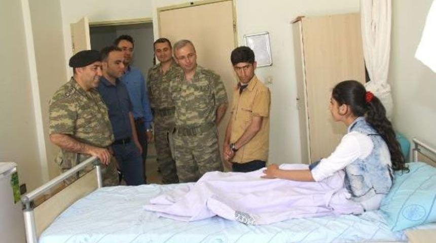 Dağlıca'ya Ter&ouml;rist Saldırısında Yaralanan Kız &Ccedil;ocuğuna Komutanlardan Ge&ccedil;miş Olsun Ziyareti