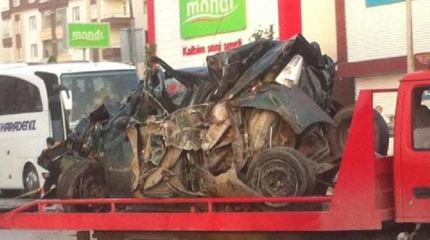 &Ccedil;orum'da Freni Boşalan Tır, Altı Aracı Bi&ccedil;ti: 3 Yaralı