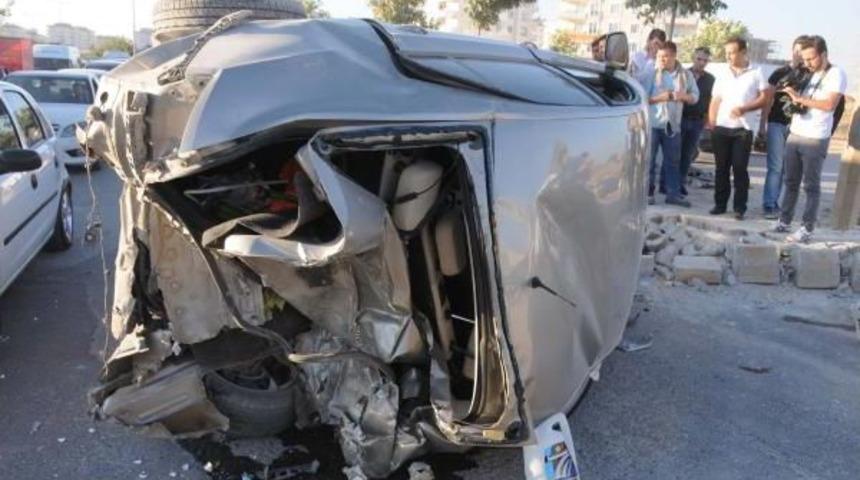 Gaziantep'te Minib&uuml;s Ile Otomobil &Ccedil;arpıştı: 6 Yaralı