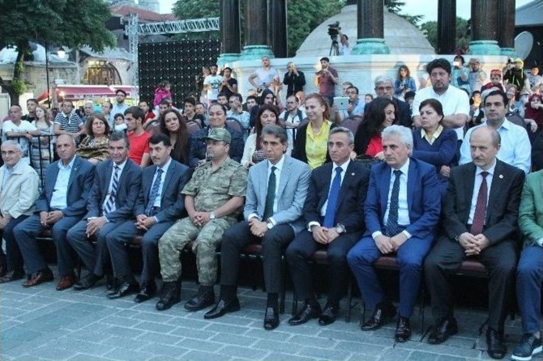 Sultanahmet&rsquo;te Atılan Topla 12 Bin Kişi Orucunu A&ccedil;tı