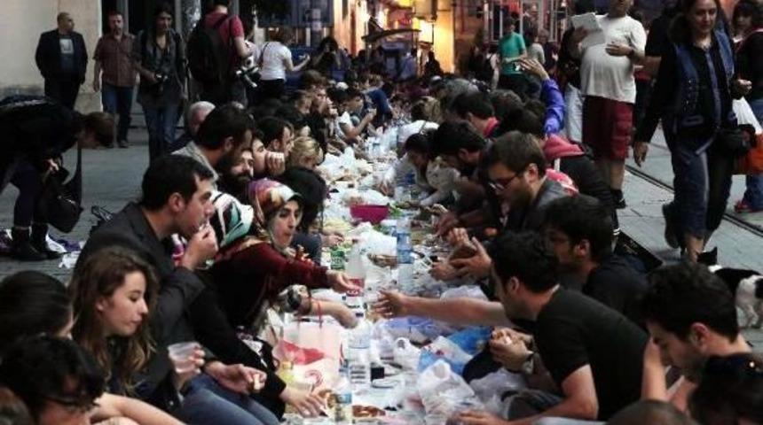 Beyoğlu'nda Bu Yıl Da "yery&uuml;z&uuml; Sofrası" Kuruldu