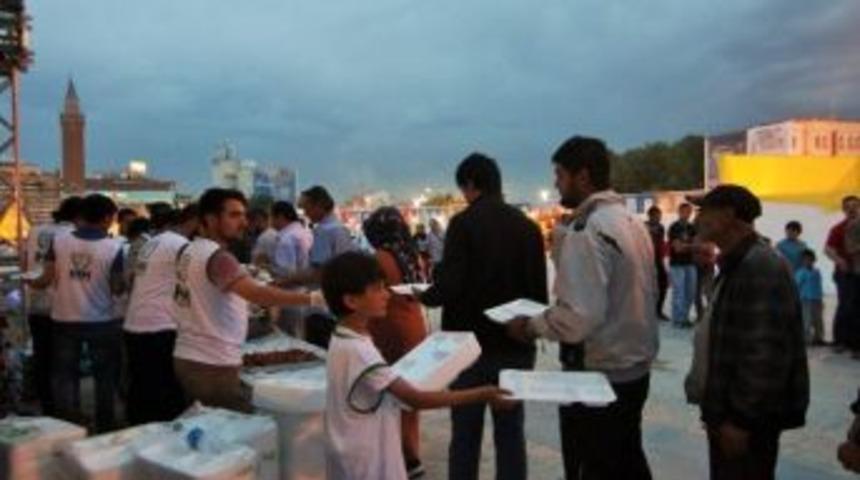 Kırşehirliler İlk İftarı Cacabey Meydanında A&ccedil;tı