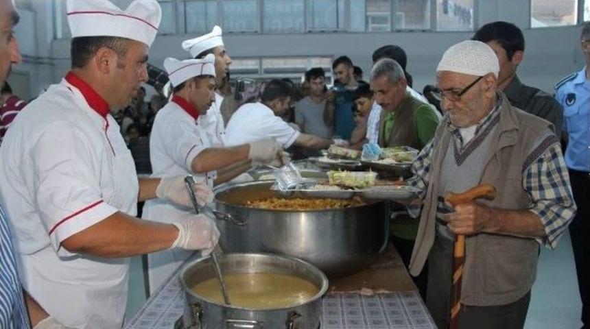 İftar &Ccedil;adırında Bin 500 Kişi İftar Yapıyor