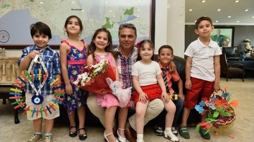 Miniklerden, Başkan Uysal&rsquo;a Babalar G&uuml;n&uuml; Hediyesi